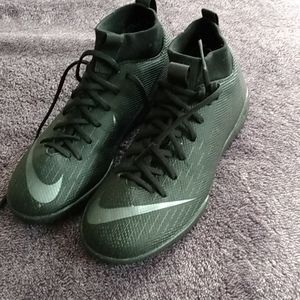 Boys 1y black Nike shoes